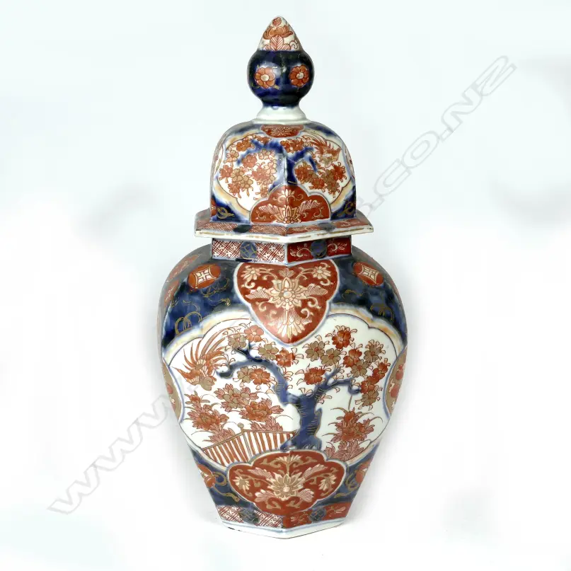 A Japanese Imari porcelain lidded urn Image 1++