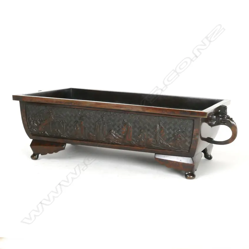 A fine Japanese bronze rectangular vessel Image 1++
