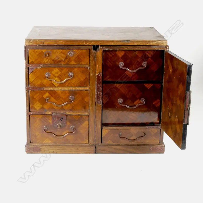 A small Japanese jewellery chest Image 1++