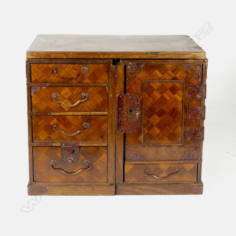 A small Japanese jewellery chest Image 1++
