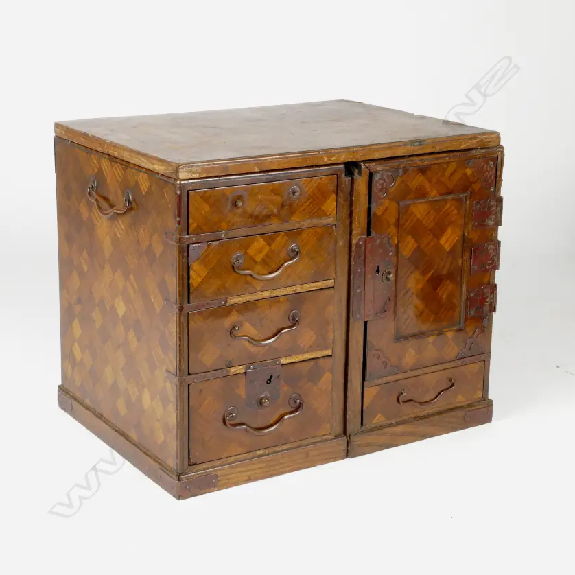 A small Japanese jewellery chest Image 1++