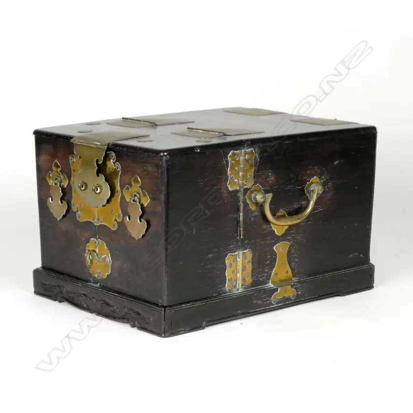 A small Chinese rosewood dressing and jewellery chest Image 1++