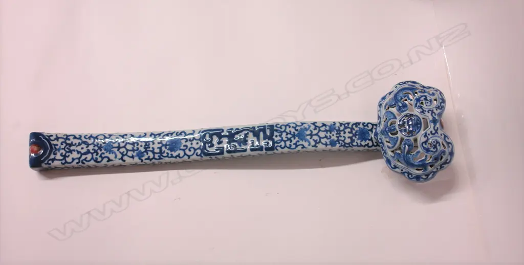 A Chinese porcelain blue and white decorated ruyi sceptre Image 1++