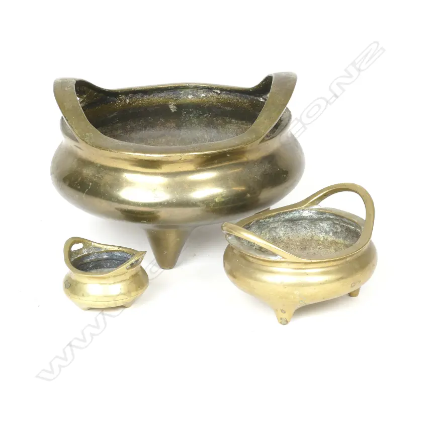 A set of three Chinese bronze graduated size heavy censers Image 1++