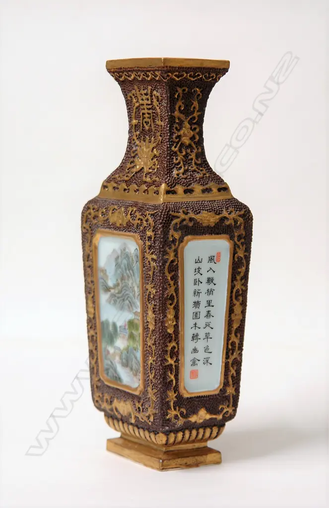 A fine Chinese porcelain vase Image 1++