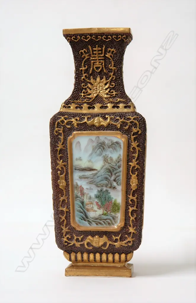 A fine Chinese porcelain vase Image 1++