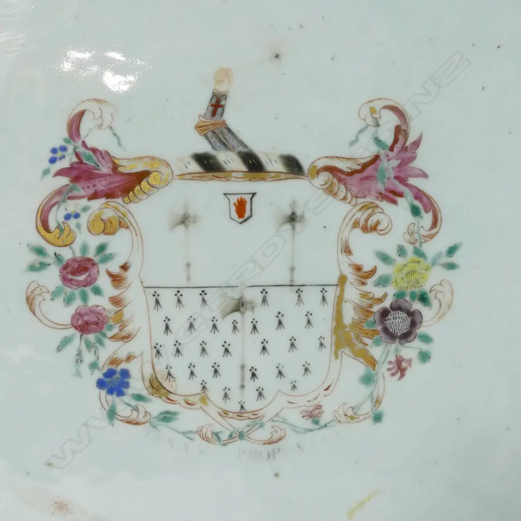 A Chinese export ware porcelain armorial ashet Image 1++