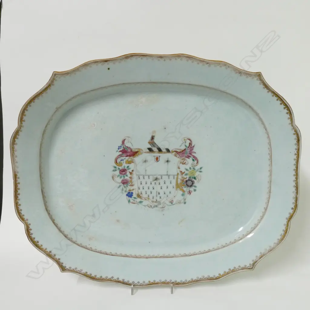 A Chinese export ware porcelain armorial ashet Image 1++