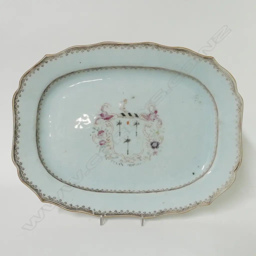 A Chinese export ware porcelain armorial ashette Image 1++