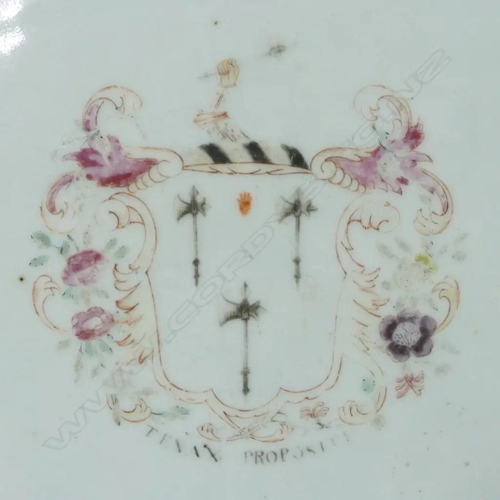 A Chinese export ware porcelain armorial ashette Image 1++