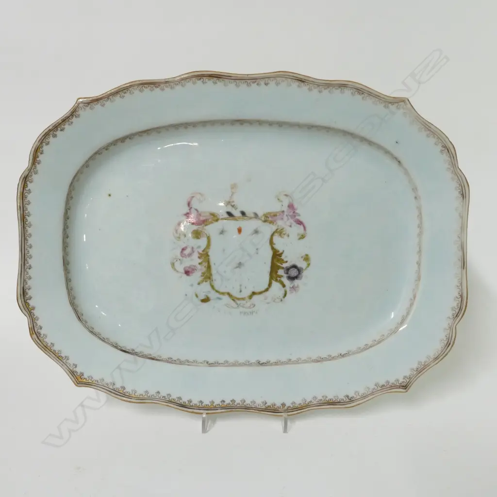 A Chinese export ware porcelain armorial ashet Image 1++