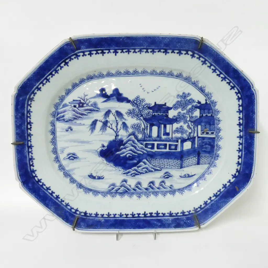 An 18thC Chinese export ware porcelain ashet Image 1++