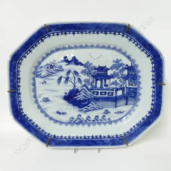 An 18thC Chinese export ware porcelain ashet