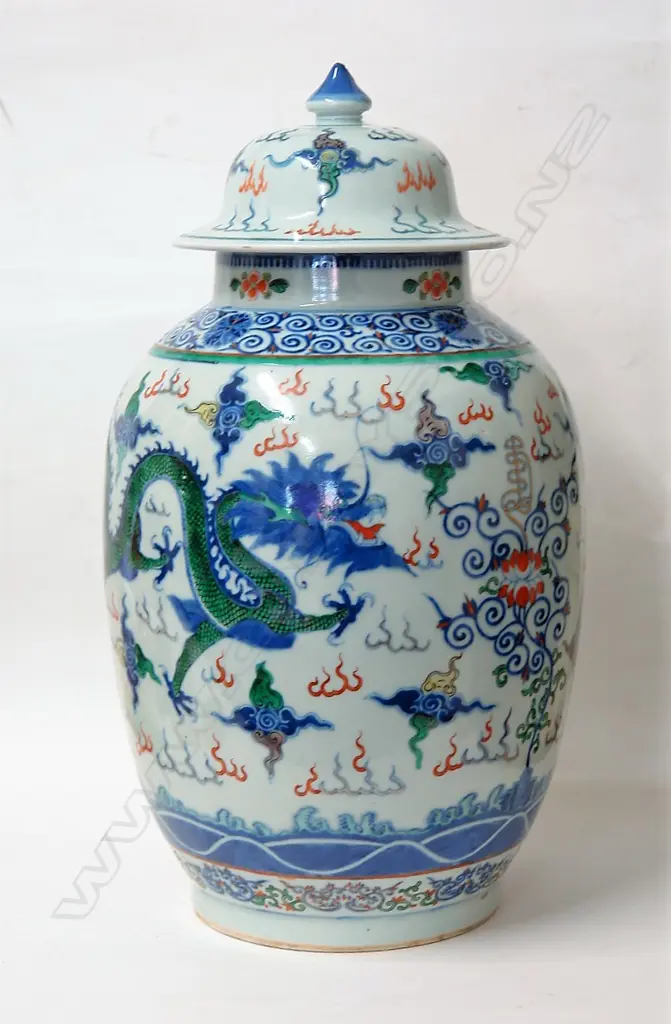 An old Chinese wucai decorated lidded jar Image 1++