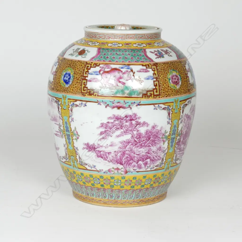 A Chinese lidded porcelain jar Image 1++