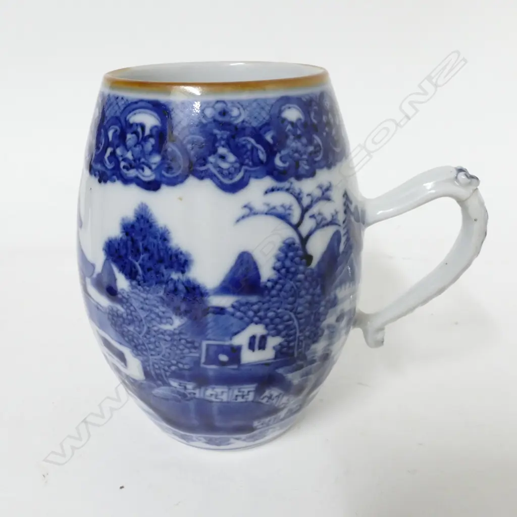 A Chinese export ware porcelain barrel shaped mug Image 1++