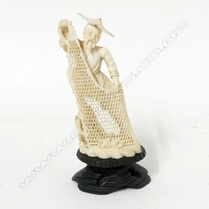 A carved Chinese ivory figurine Image 1++
