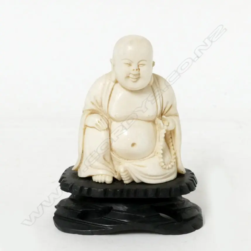 A carved Chinese ivory figurine Image 1++