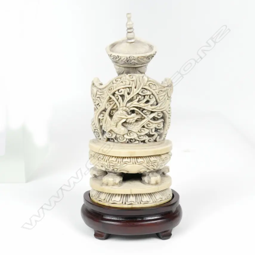 A Chinese carved solid ivory figure of an empress Image 1++