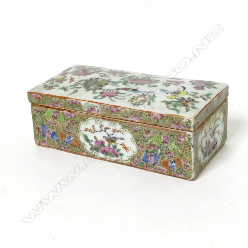 A famille rose lidded box Image 1++