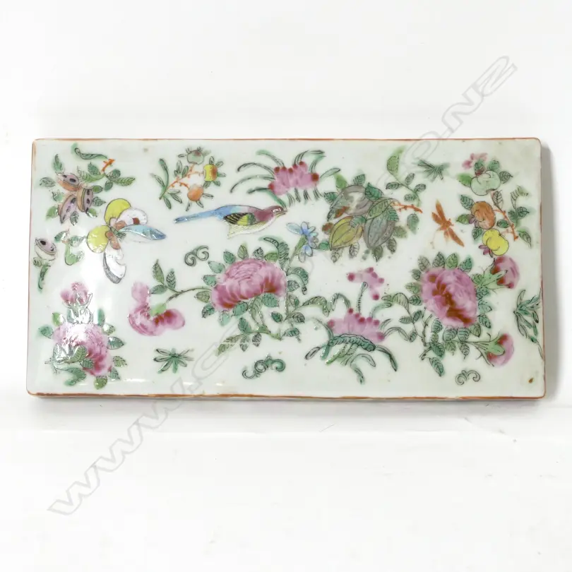 A famille rose lidded box Image 1++
