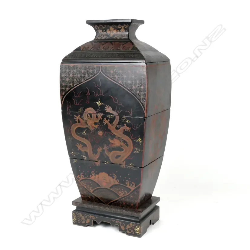 An early 1900s Chinese lacquer three-tier stacking box Image 1++