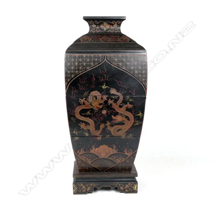 An early 1900s Chinese lacquer three-tier stacking box Image 1++