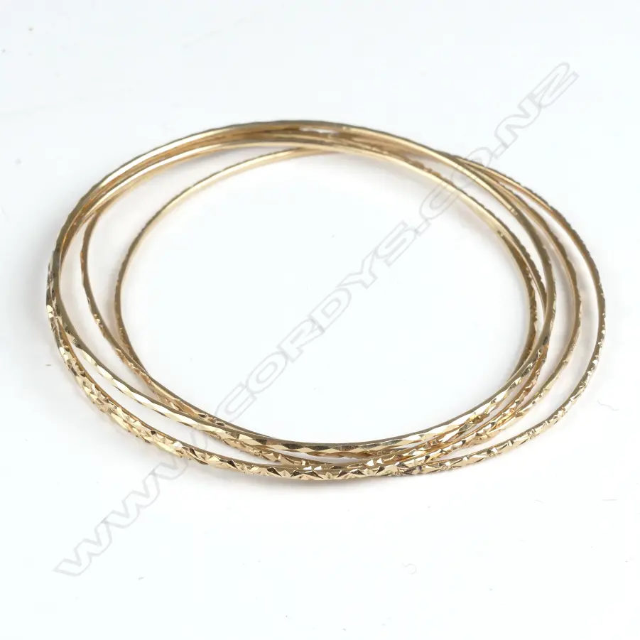 Five fine 18ct. gold bangles Image 1++
