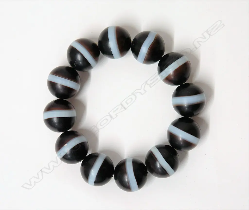 A banded agate bead bracelet Image 1++
