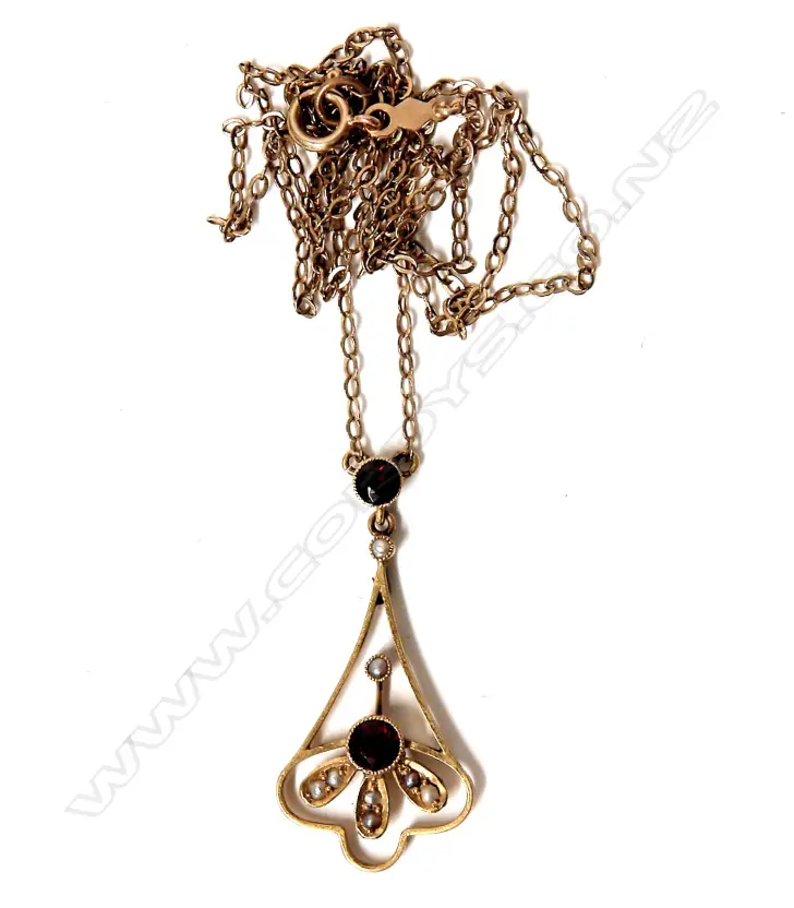 An Edwardian 9ct. yellow gold garnet and seed pearl pendant necklace Image 1++