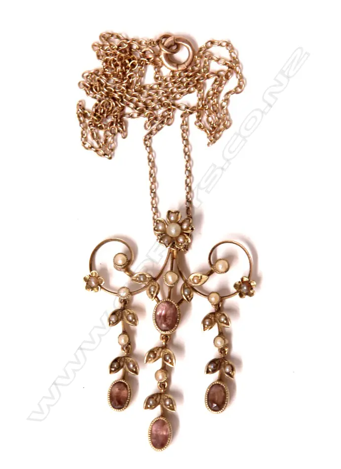 An Edwardian 9ct. yellow gold amethyst and seed pearl pendant necklace Image 1++
