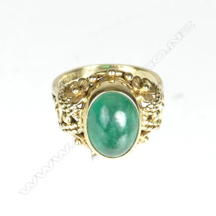 An estate 18ct. gold and emerald ring Image 1++