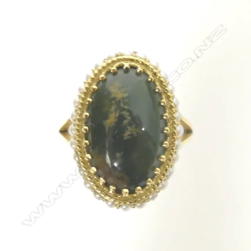 An 18ct. gold pearl and greenstone ring Image 1++