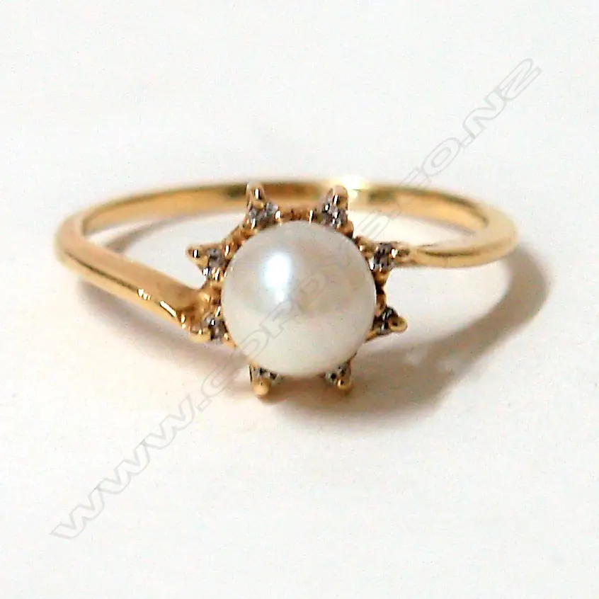 A 14ct. yellow gold and pearl diamond ring Image 1++