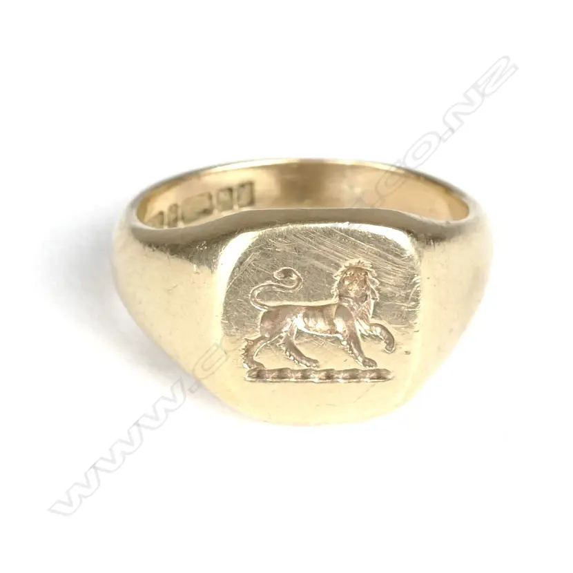 A gent's vintage 9ct. gold seal ring Image 1++