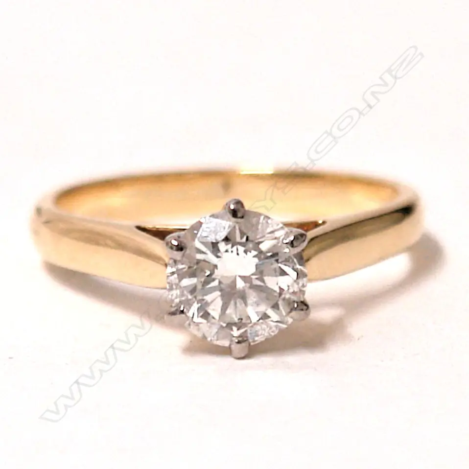 A lady's 18ct. yellow gold and 1.10ct. diamond solitaire ring Image 1++