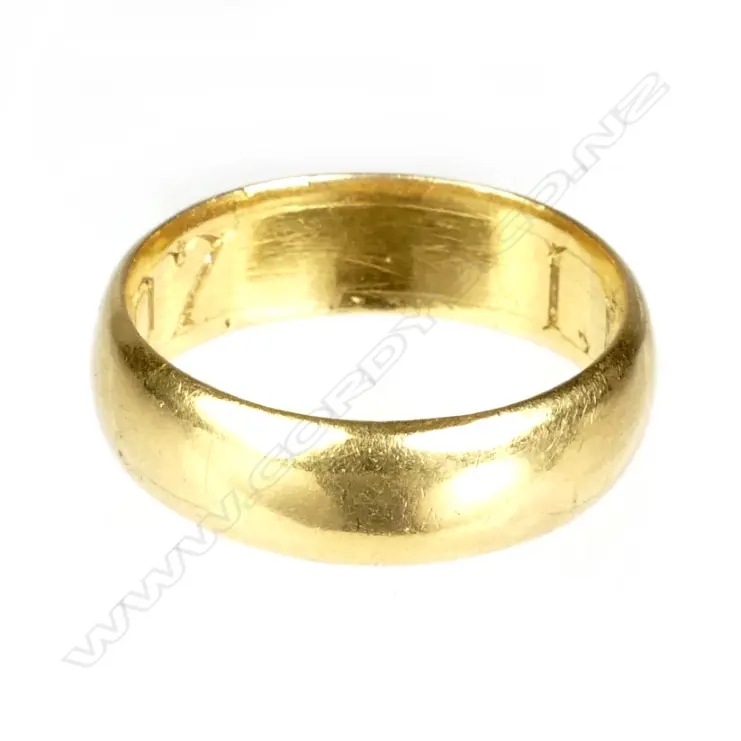 An 18ct. gold band Image 1++