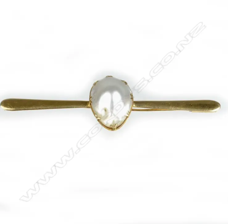 A gold and blister pearl brooch Image 1++