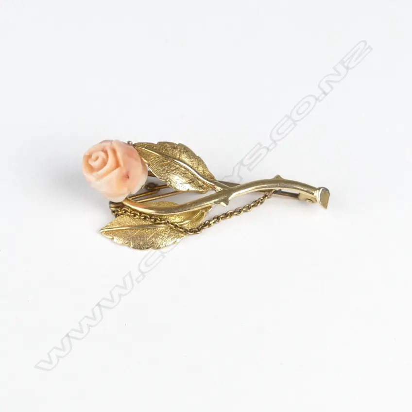 An early 20thC 15ct. yellow gold and carved coral rose spray brooch Image 1++
