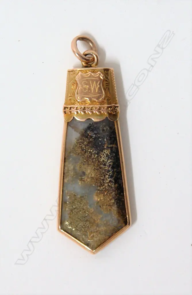 A good N.Z. Colonial 15ct. yellow gold and gold bearing quartz fob Image 1++