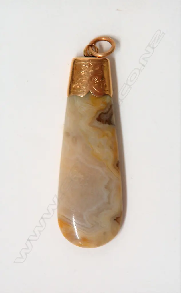 A colonial 15ct. yellow gold mounted banded agate pendant Image 1++