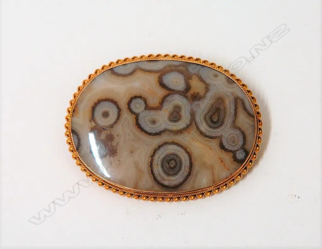 An Australian colonial 15ct. yellow gold framed moss agate brooch Image 1++