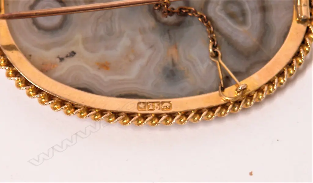An Australian colonial 15ct. yellow gold framed moss agate brooch Image 1++