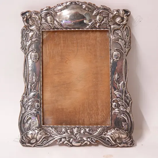 An Edwardian Art Nouveau silver photo frame