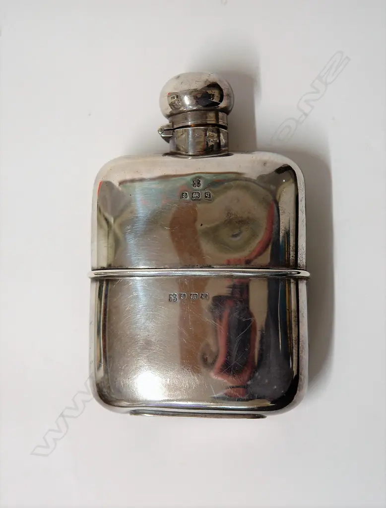 An all silver early 20thC hip flask Image 1++