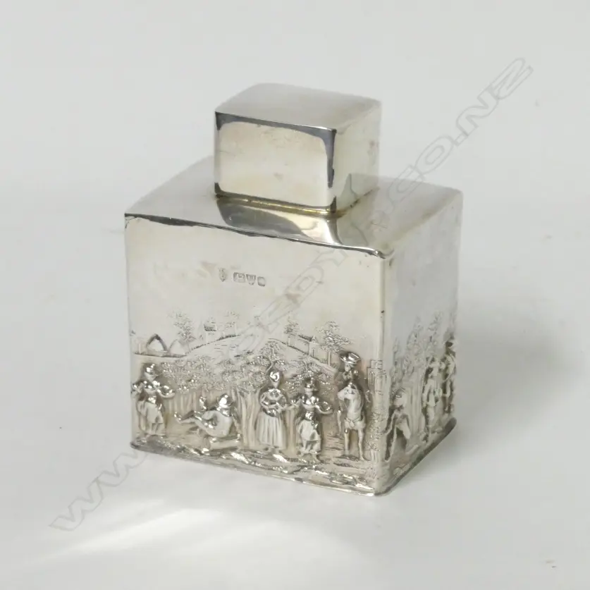 A small silver tea caddy Image 1++