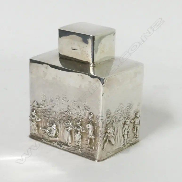 A small silver tea caddy Image 1++