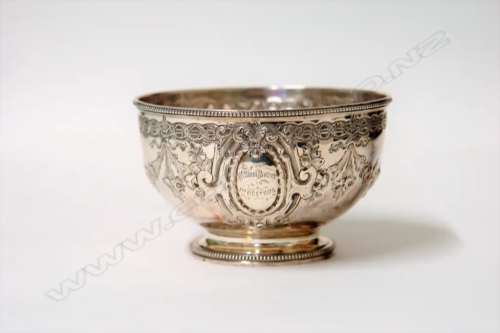A Victorian silver sugar bowl Image 1++