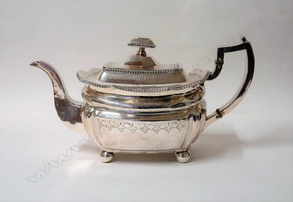 A George III Irish silver teapot Image 1++