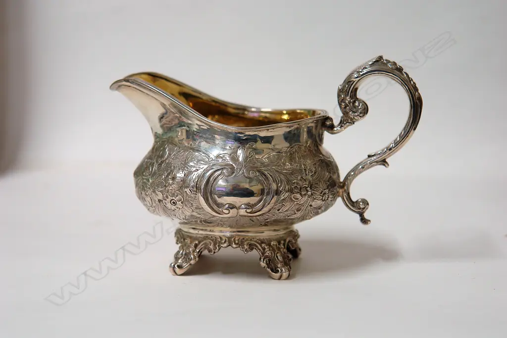 A George III silver cream jug Image 1++